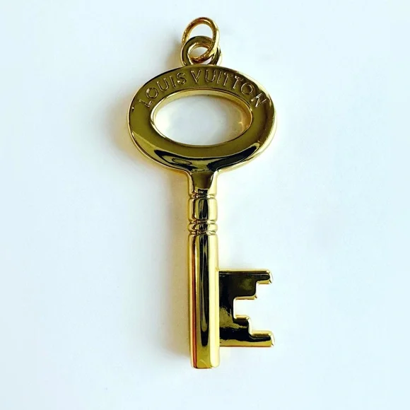 RARE AUTHENTIC LOUIS VUITTON KEY CHARM GOLD TONE PENDANT - Picture 4 of 9